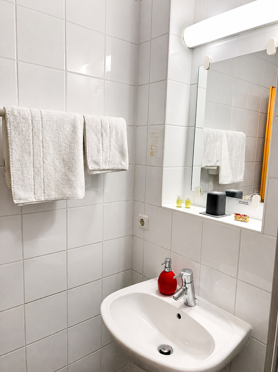 Helles Badezimmer mit Waschbecken im Hotel Lachnerhof