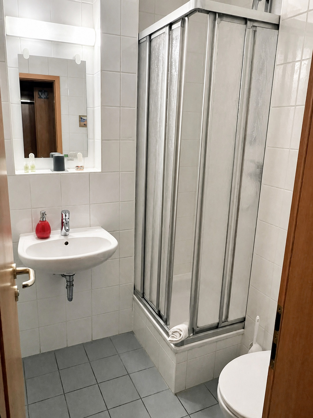 Badezimmer mit Dusche im Hotel Lachnerhof