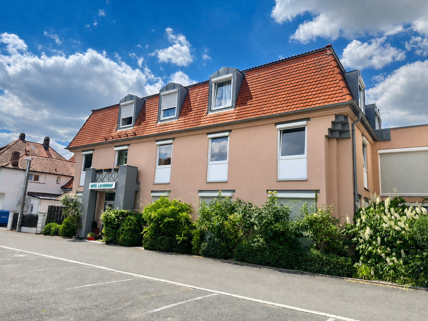 Exterior view of Hotel Lachnerhof in Erlangen-Tennenlohe